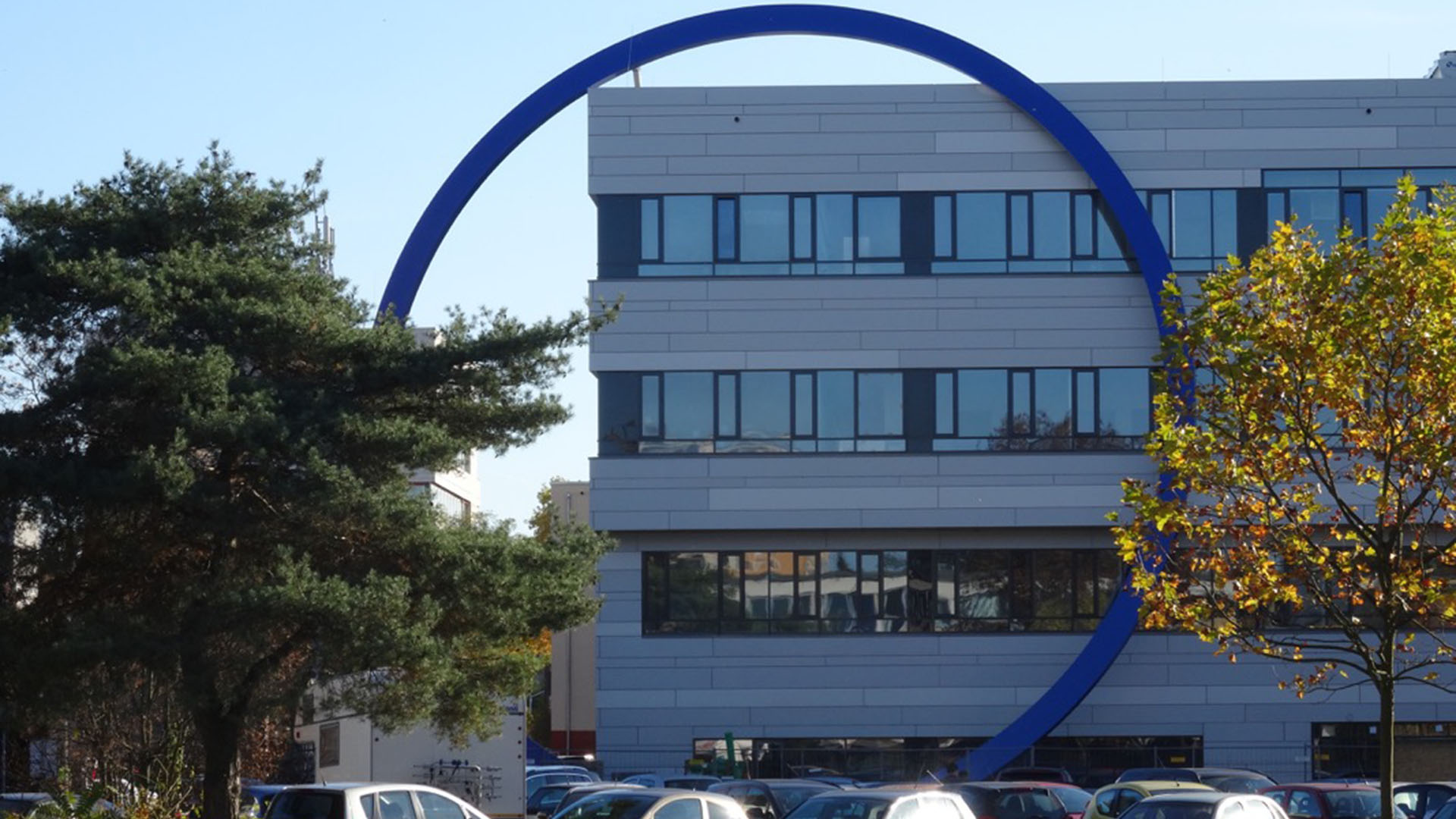 Der blaue Ring aus Stahl und Glas am Hochschulgebäude