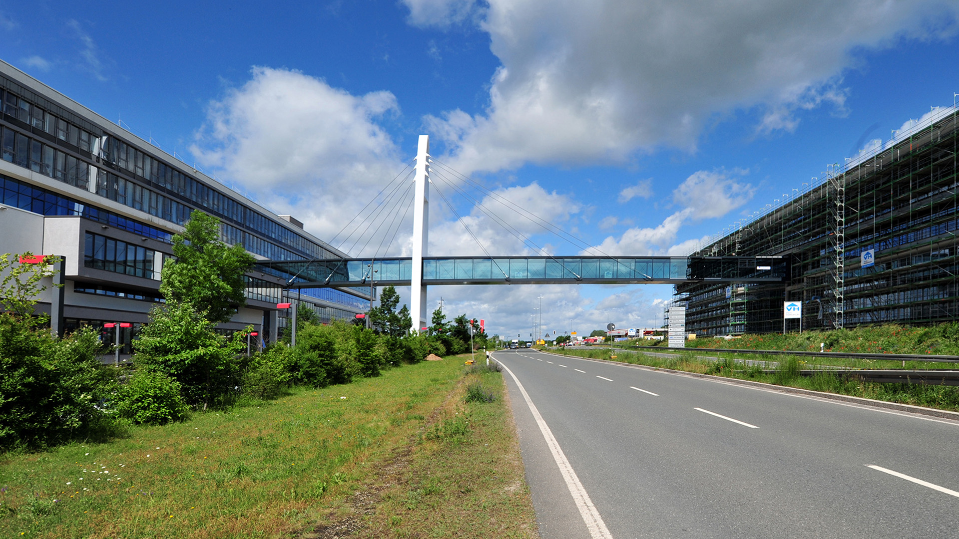 Verbindungsbrücke Stahlbau Lamparter für Puma in Herzogenaurach aus Stahl und Glas. Stahlbau.