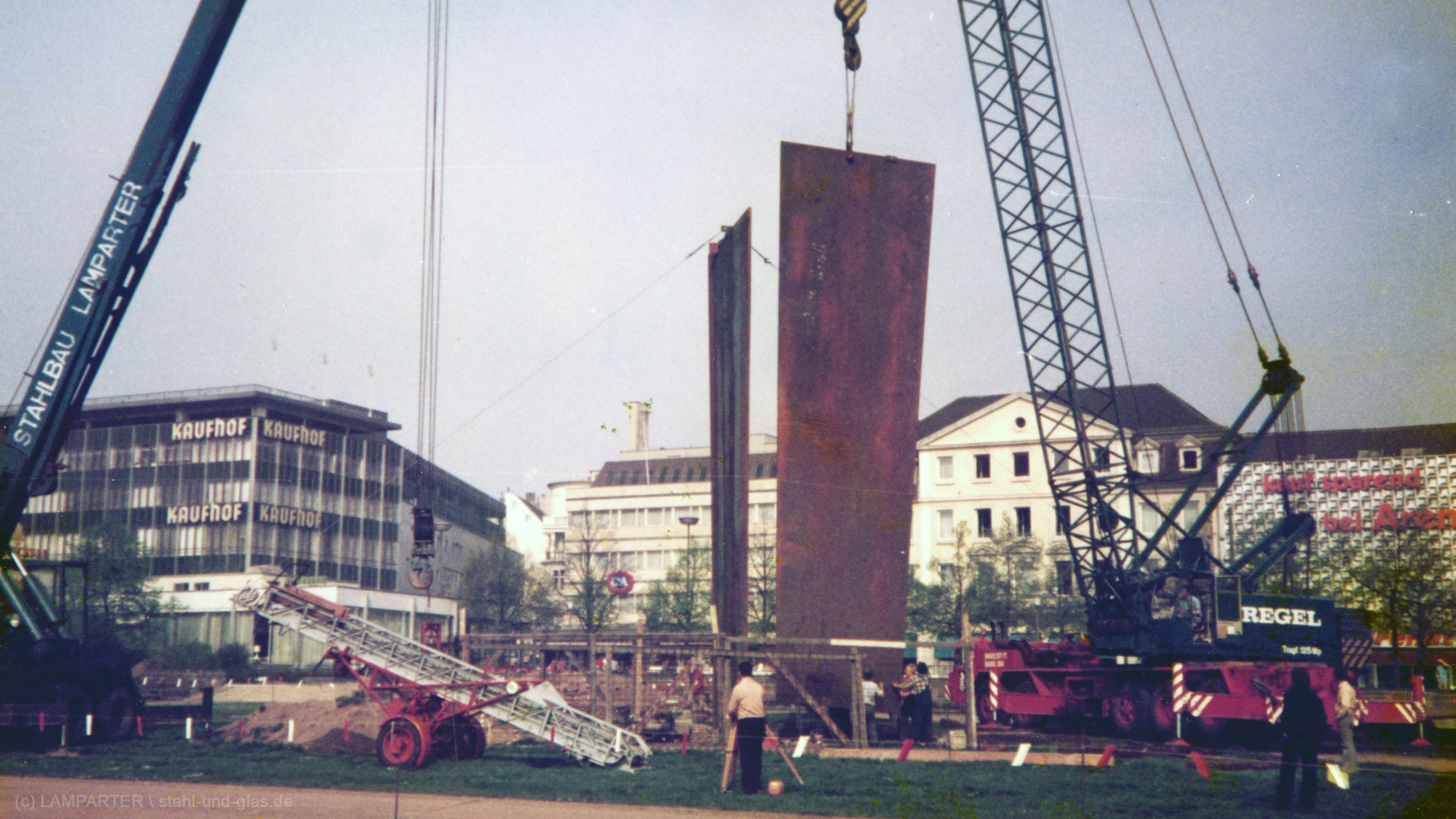 documenta 6, 1977, Terminal von Richard Serra. Montage auf dem Friedrichsplatz vor dem Fridericianum.