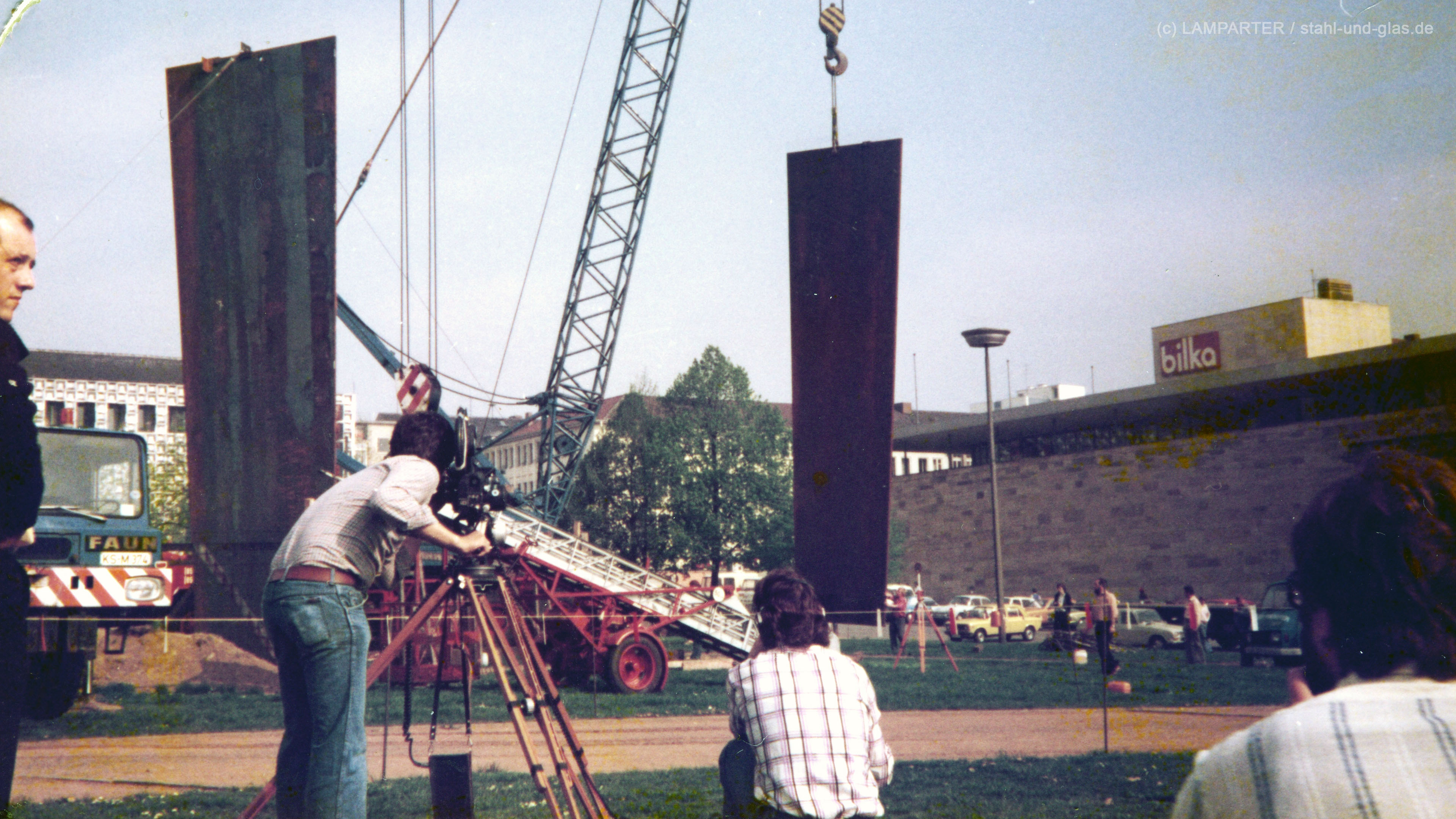 Montage des Terminal von Richard Serra zur documenta 6 in Kassel