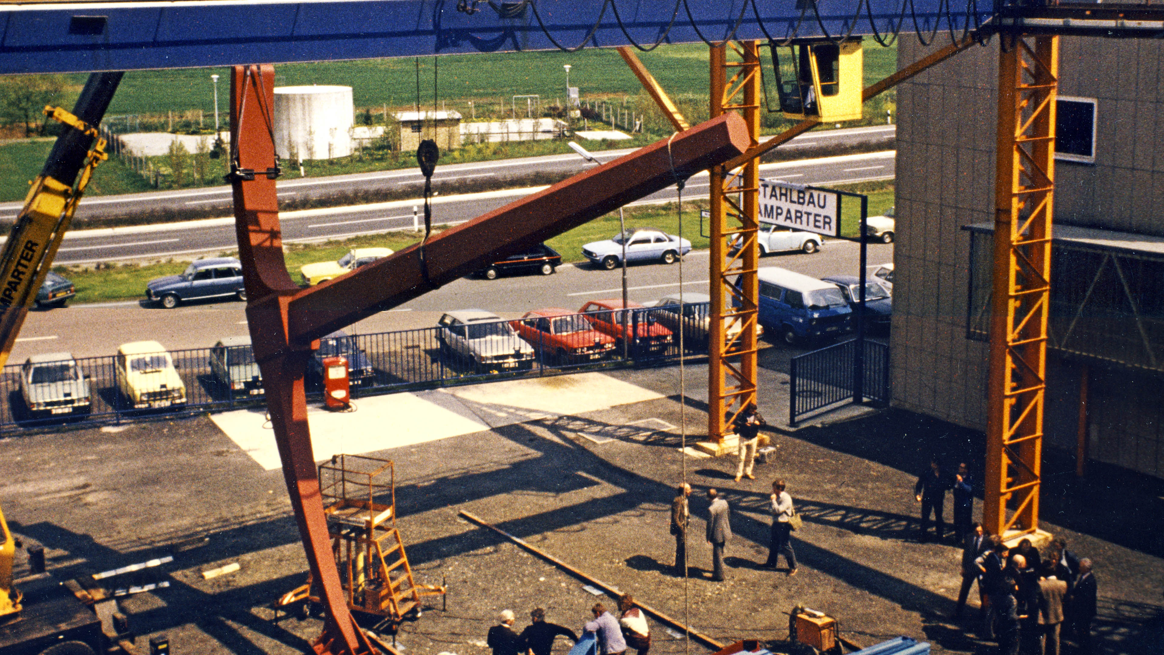 Testmontage der Spitzhacke von Claes Oldenburg zur documenta auf dem Gelände von Stahlbau Lamparter
